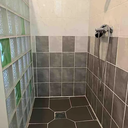 Entire 2 Bedroom House With Garden 公寓 贝格勒