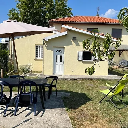 Entire 2 Bedroom House With Garden *