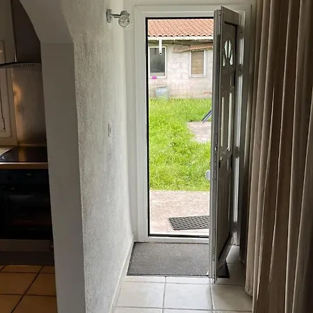 Entire 2 Bedroom House With Garden 贝格勒