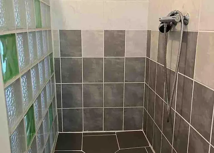 Entire 2 Bedroom House With Garden شقة بوجْلِ